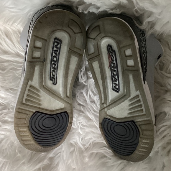 Air Jordans Retro 3s Wolf Grey - Picture 3 of 5